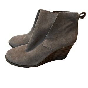 Women’s Lucky Brand Booties Shoes Taupe‎ Suede Wedge Heels Size 6